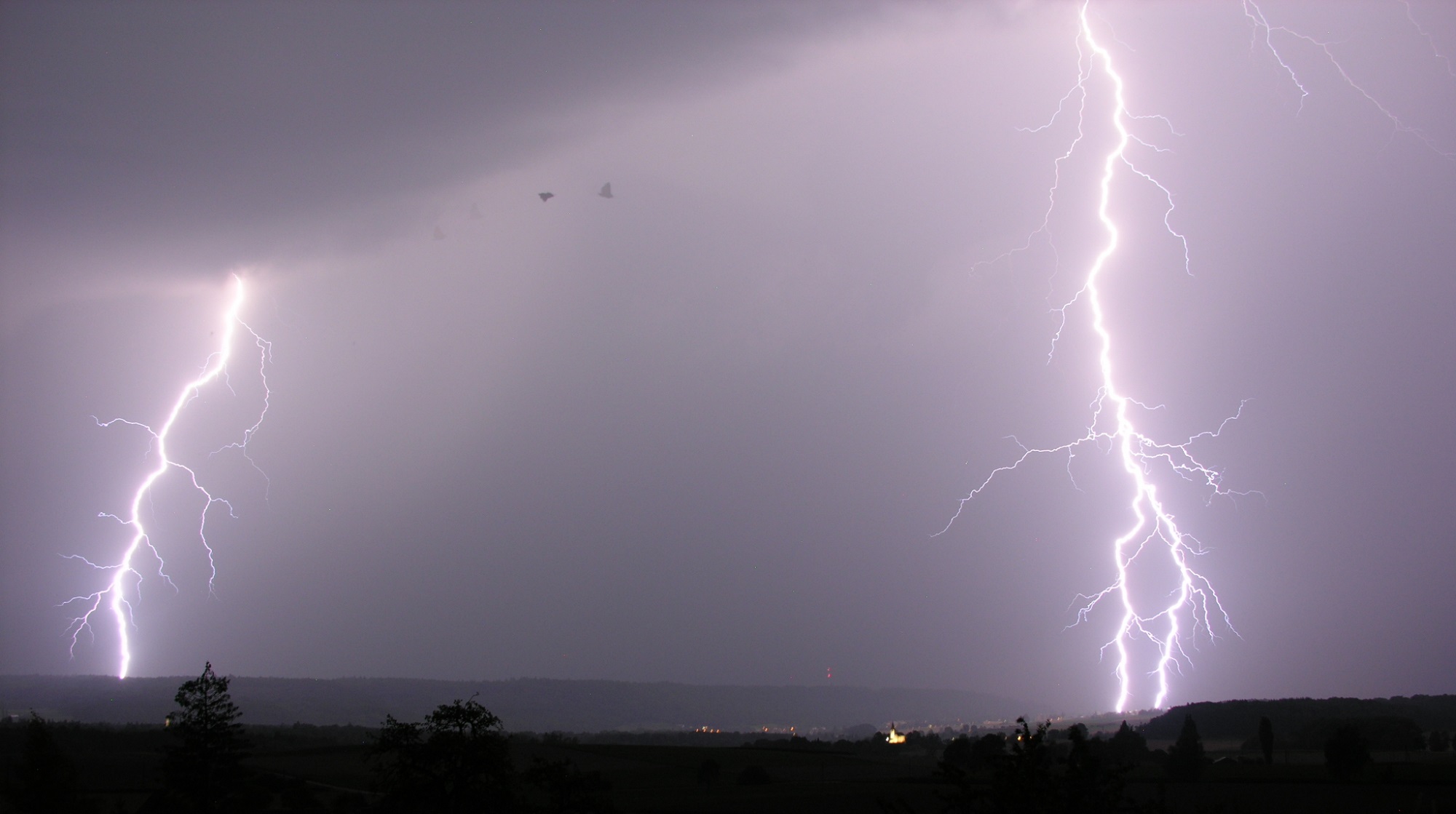 Eclairs durant un orage au dessus de Schaffhausen, Suisse, 2009 ; photo de Hansueli Krapf. © Wikimedia Commons, domaine public.